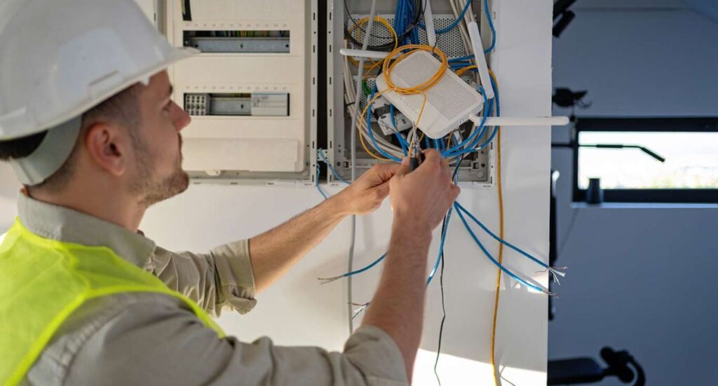 How much does an electrician earn? Image