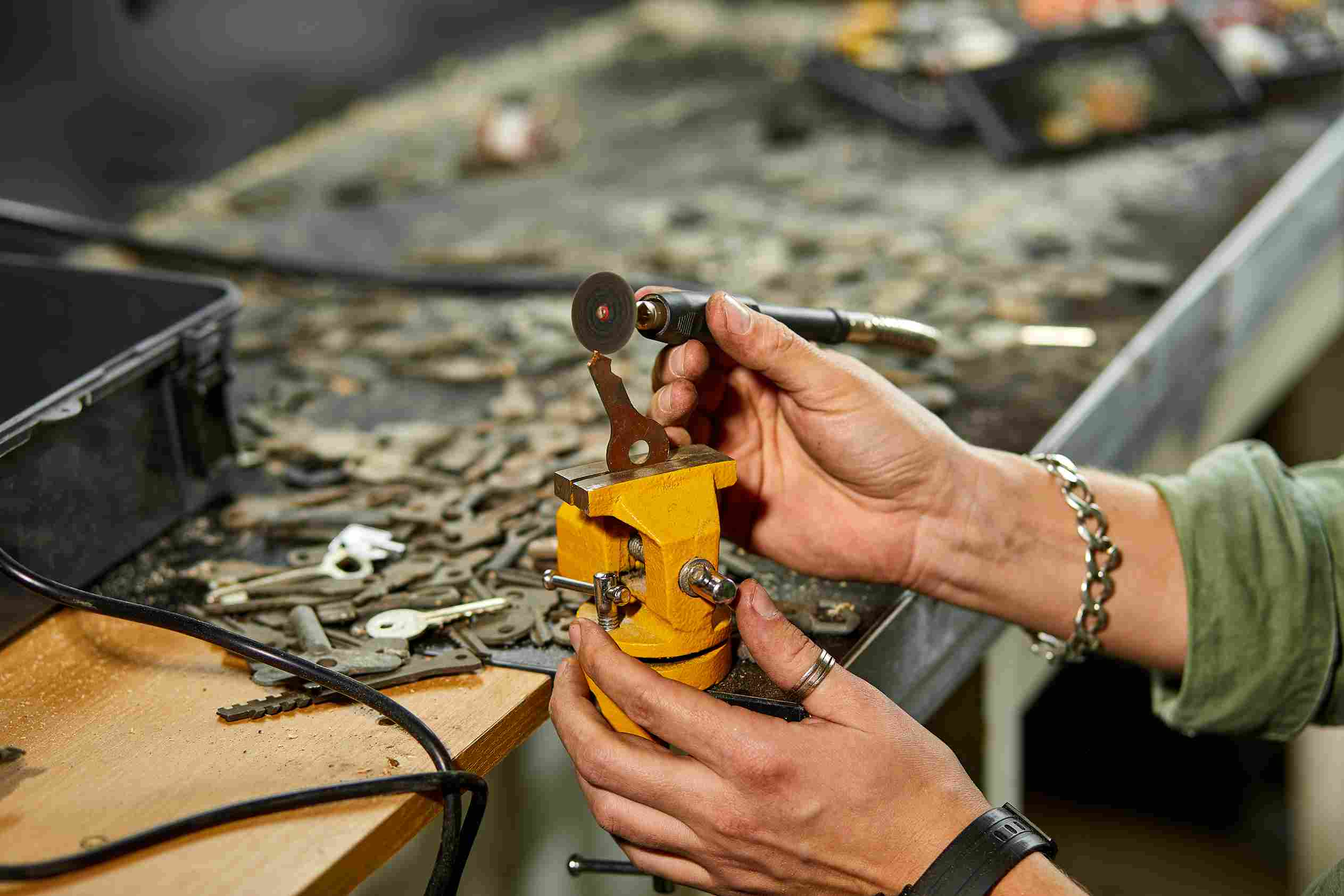 How to become a locksmith