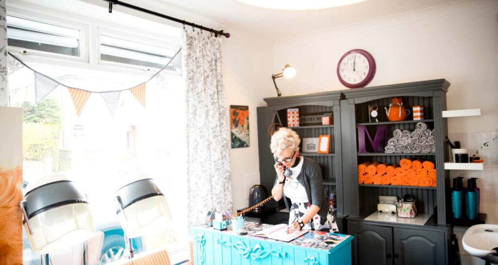 How to set up a home hair salon Image